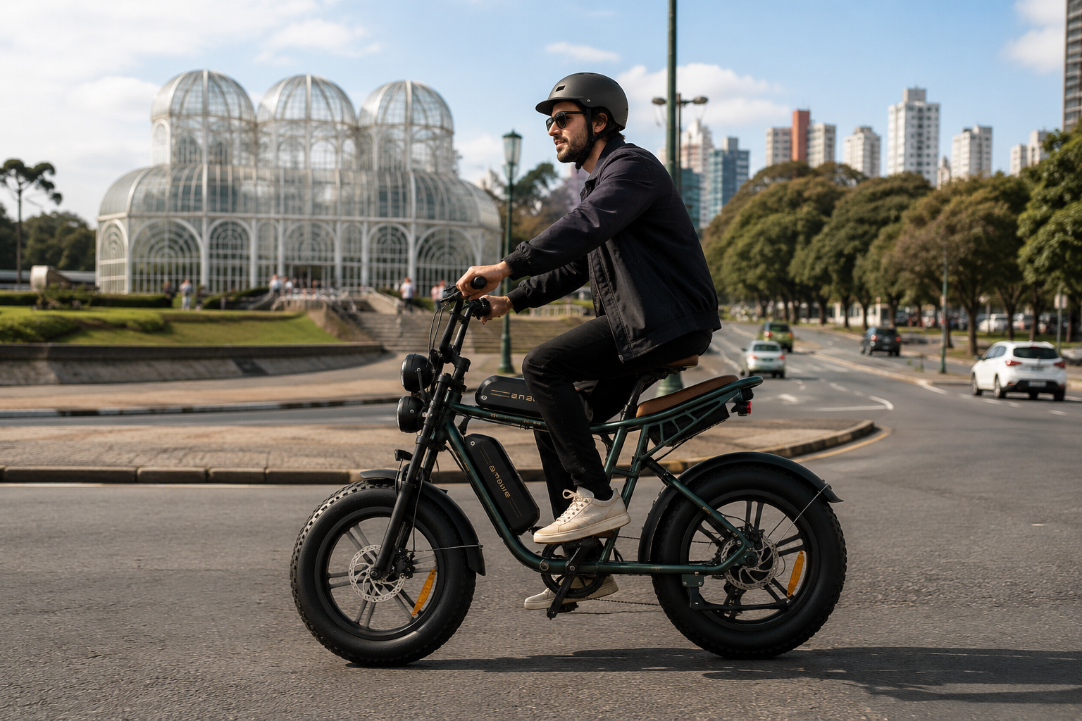 Ciclista pedalando uma e-bike ENGWE em via urbana no Brasil